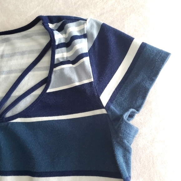 ⭐️CLEO SHORT SLEEVE LADIES BLUE & WHITE STRIPED TEE SHIRT SMALL - Picture 3 of 6